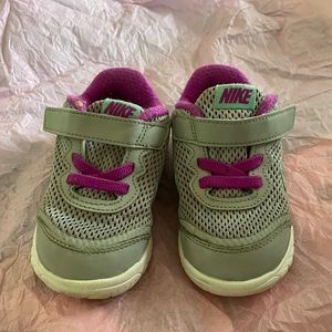 Nike toddler girl shoe